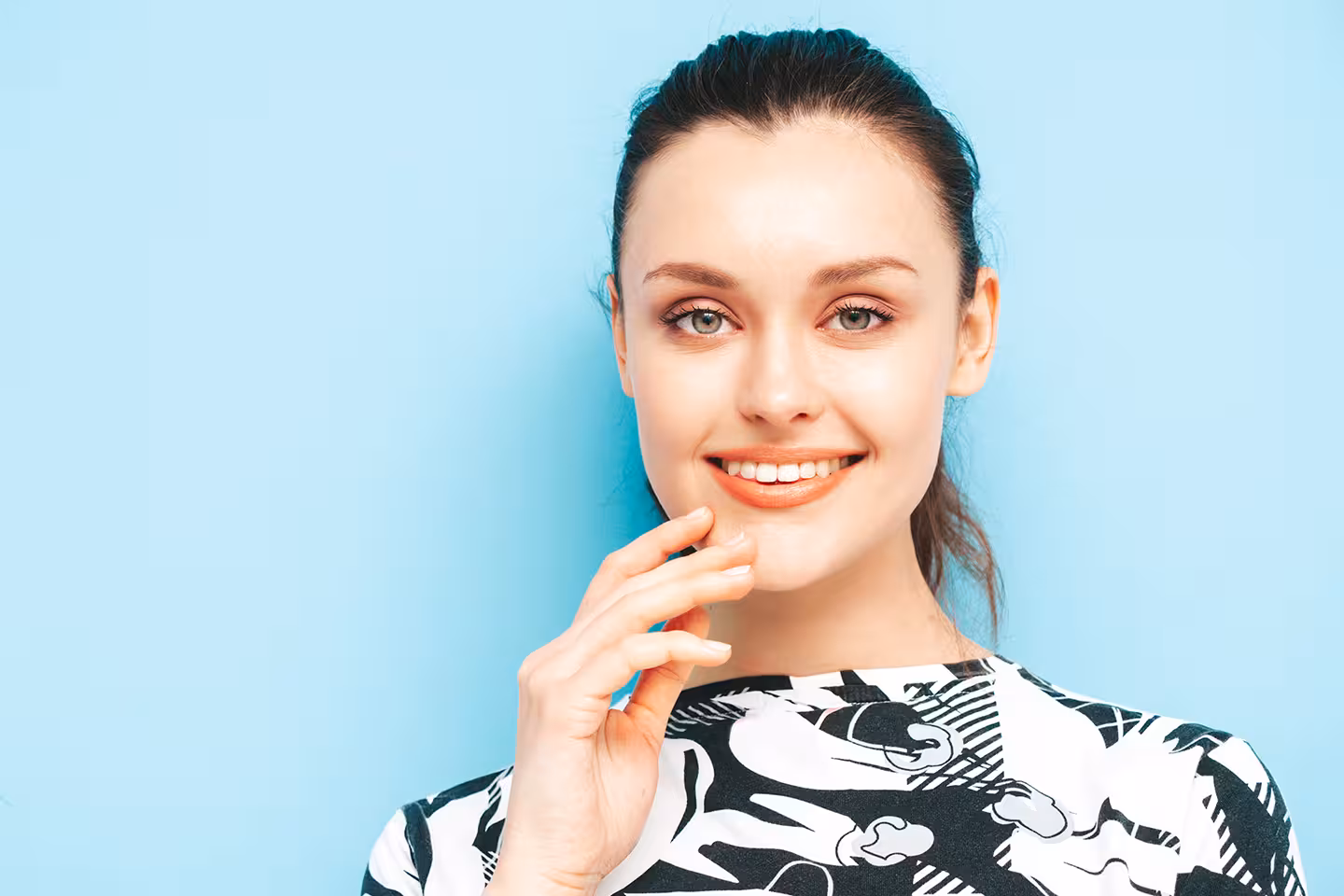 Veneers Turkey cost 2026 — Antalya dental clinic smile makeover prices compared to UK private dentistry